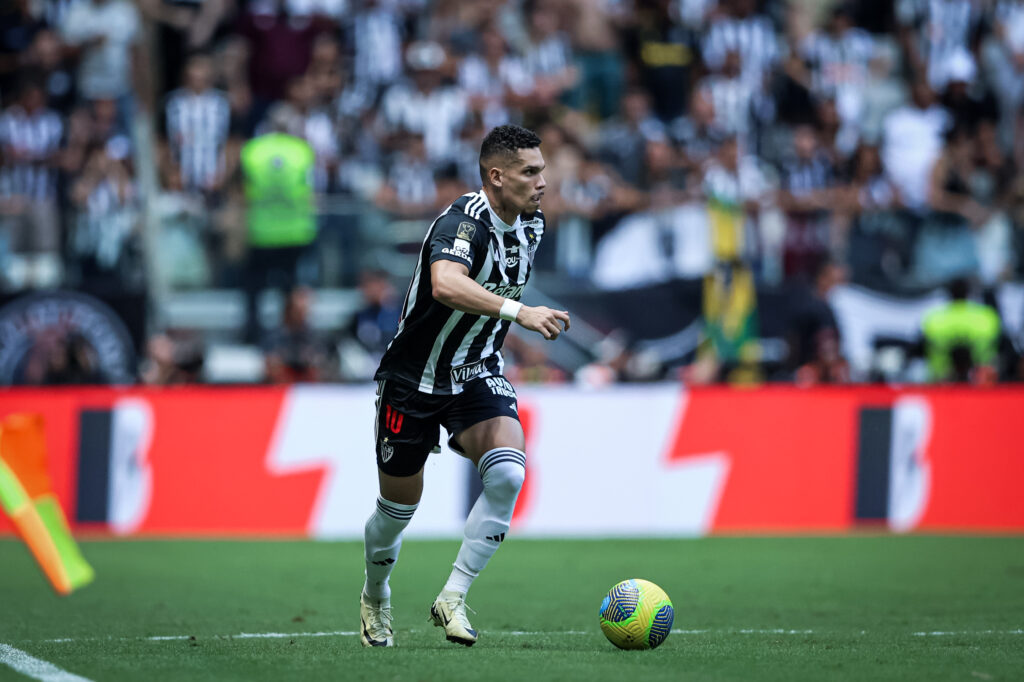 Palmeiras mira a contratação de Paulinho por valor milionário.