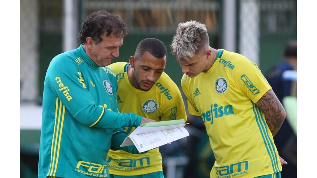 Técnico Cuca ao lado de Roger Guedes e Vitor Hugo. Foto: Cesar Greco/Palmeiras