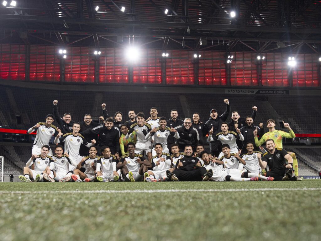 Imagem do time do Galo Sub-17 após classificação