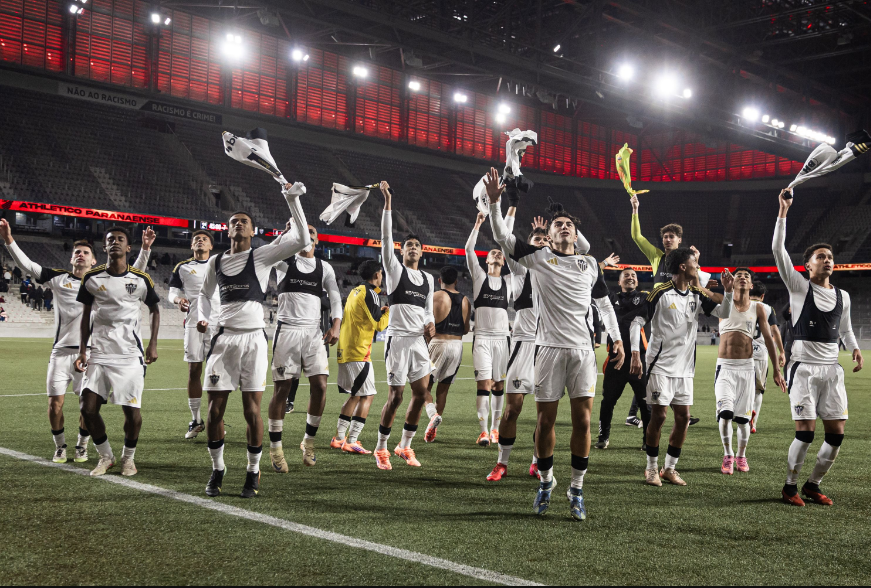 Crias da base do Galo comemorando classificação à final