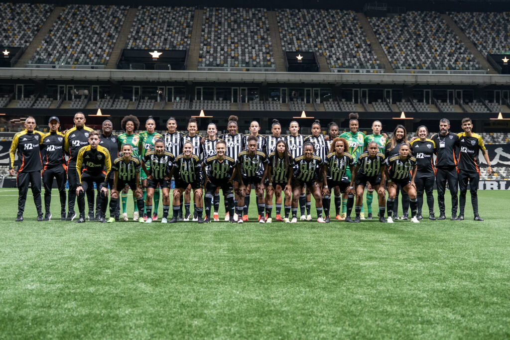 Elenco das Vingadoras na Arena MRV