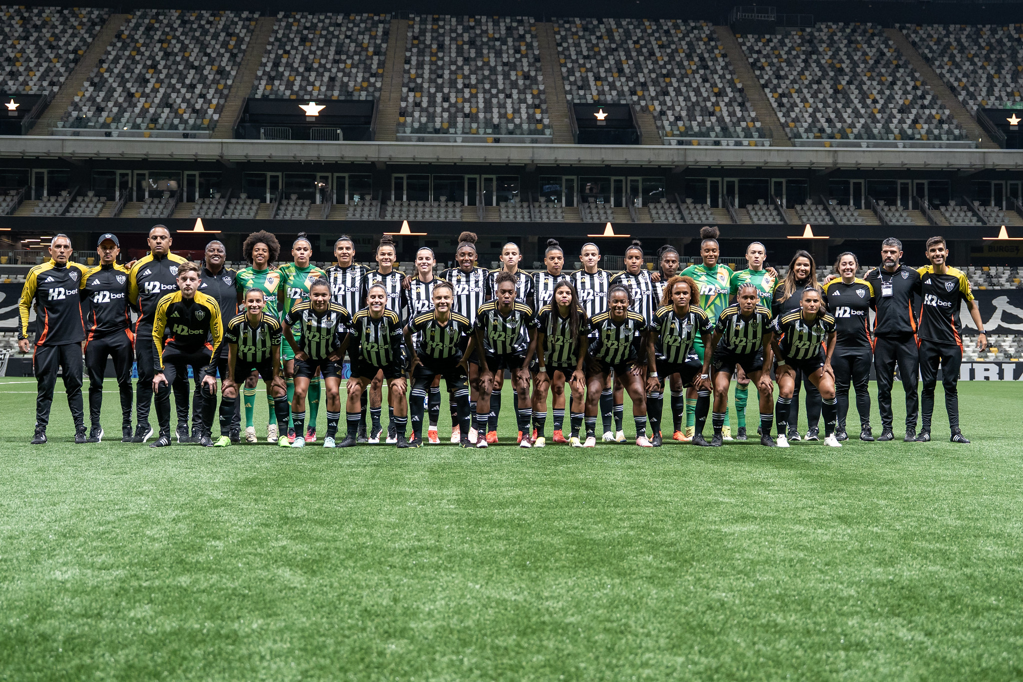 Elenco das Vingadoras na Arena MRV