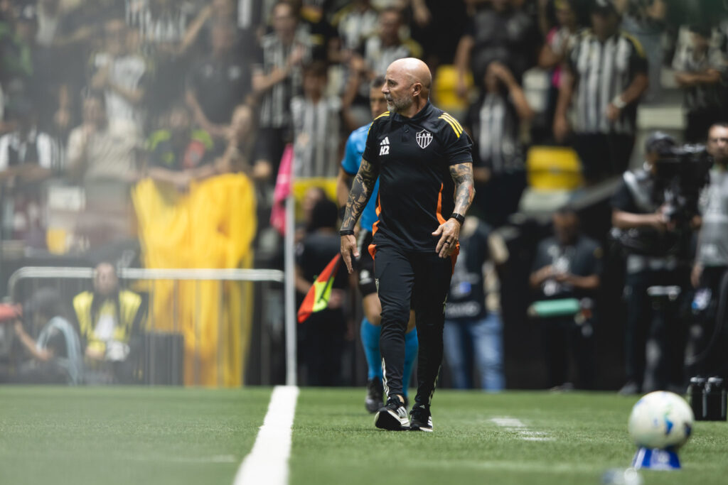 Jorge Sampaoli, comandante do Galo à beira do gramado da Arena MRV