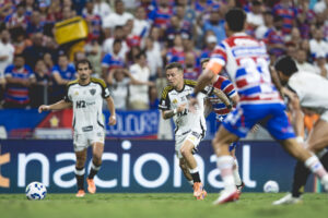 Jogadores de Atlético e Fortaleza em ação