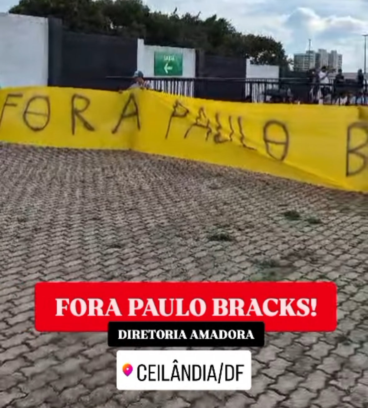 Faixa produzida pela torcida em protesto contra a SAF do Galo