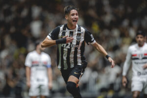 Iván Román, comemorando seu primeiro gol com a camisa do Galo