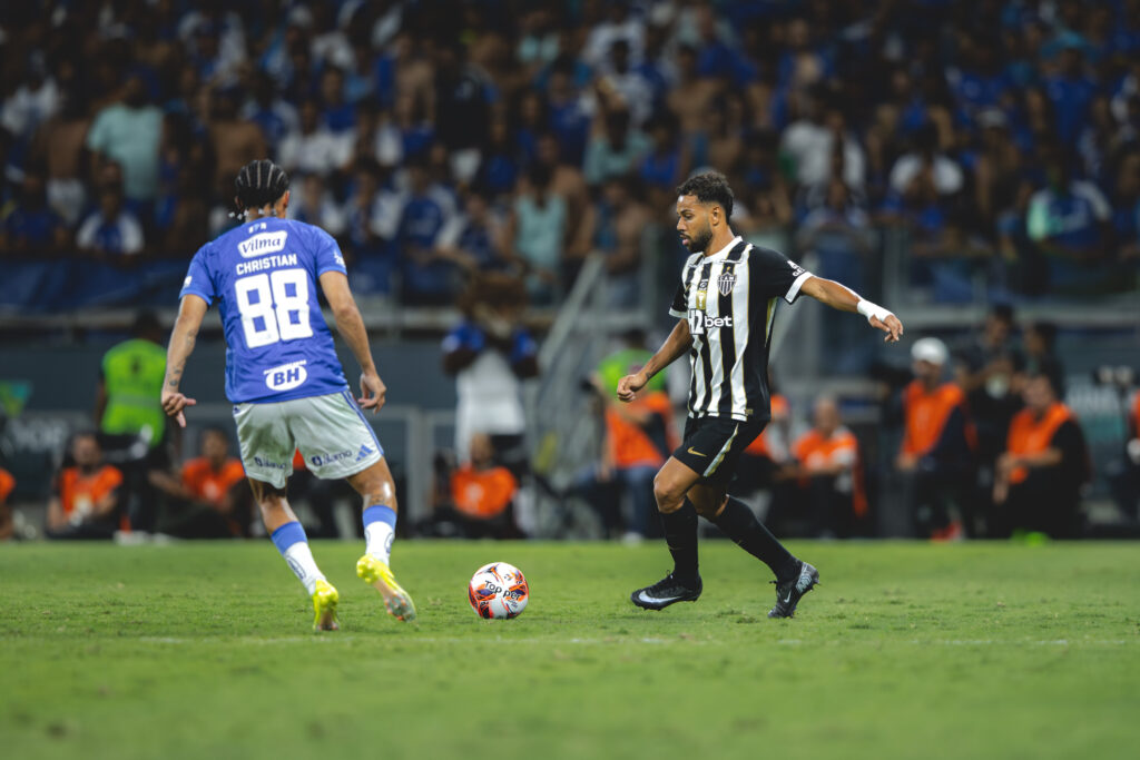 Renan Lodi, com a camisa do Galo, em clássico contra o rival celeste, no Mineirão