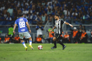 Renan Lodi, com a camisa do Galo, em clássico contra o rival celeste, no Mineirão