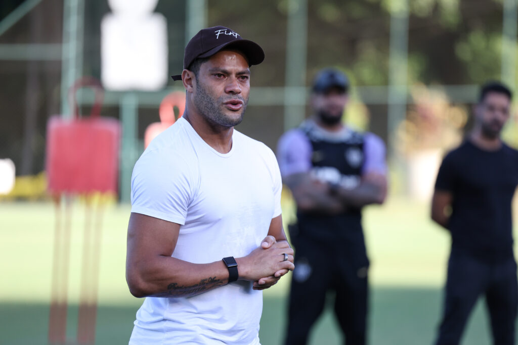 Hulk em despedida dos companheiros na Cidade do Galo.