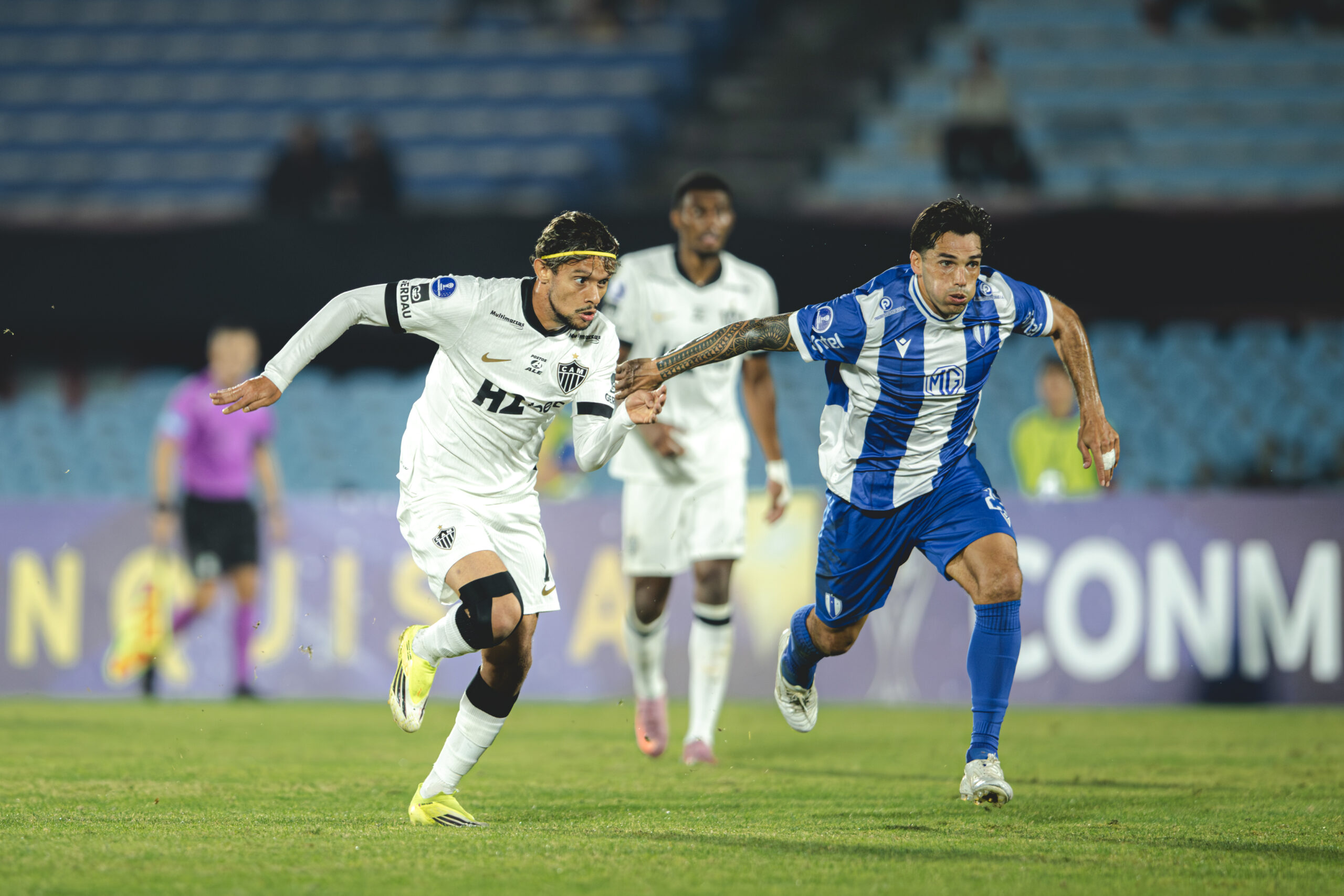 Gustavo Scarpa disputando a bola com jogador do Juventud