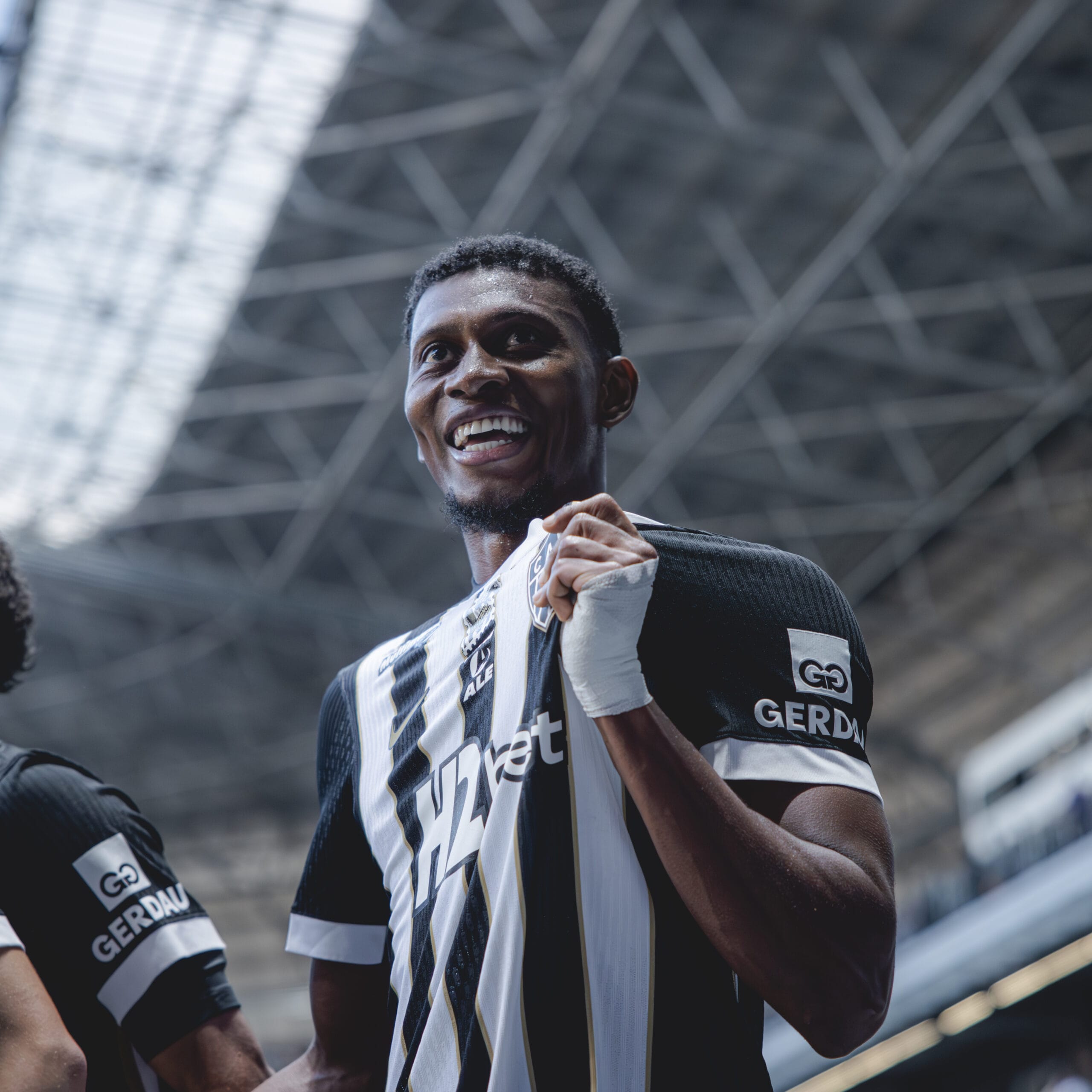 Cassierra celebrando o seu gol em partida contra o Botafogo.