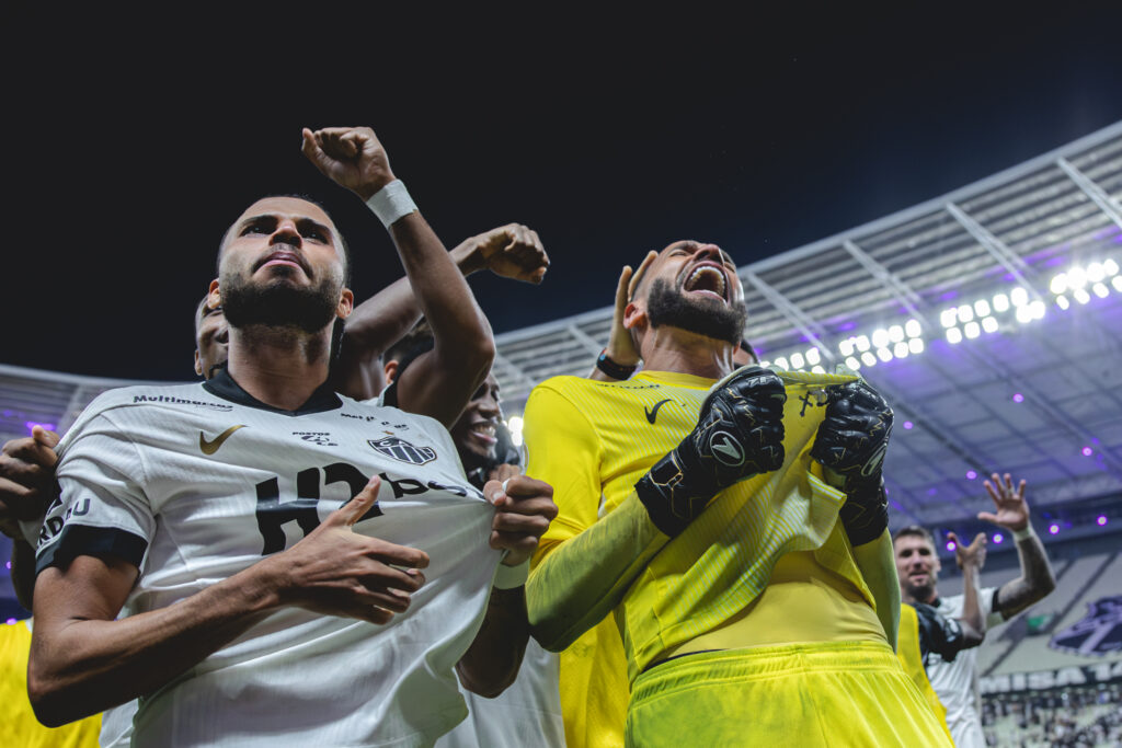 Éverson celebrando vitória do Galo em disputa de pênaltis contra o Ceará.