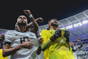 Éverson celebrando vitória do Galo em disputa de pênaltis contra o Ceará.