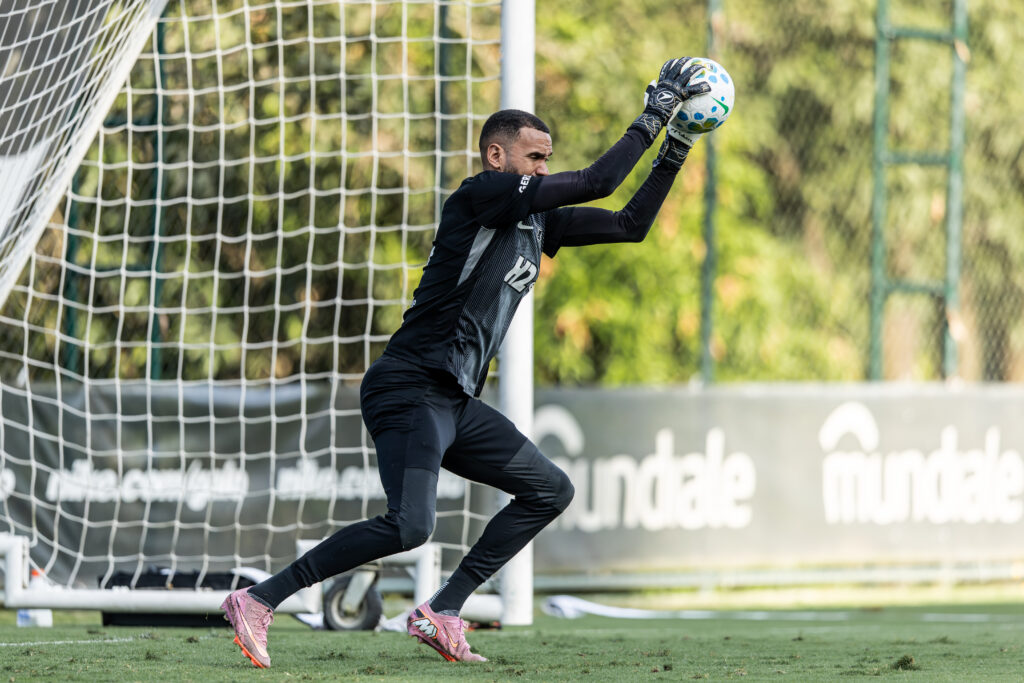 Éverson em treino na Cidade do Galo