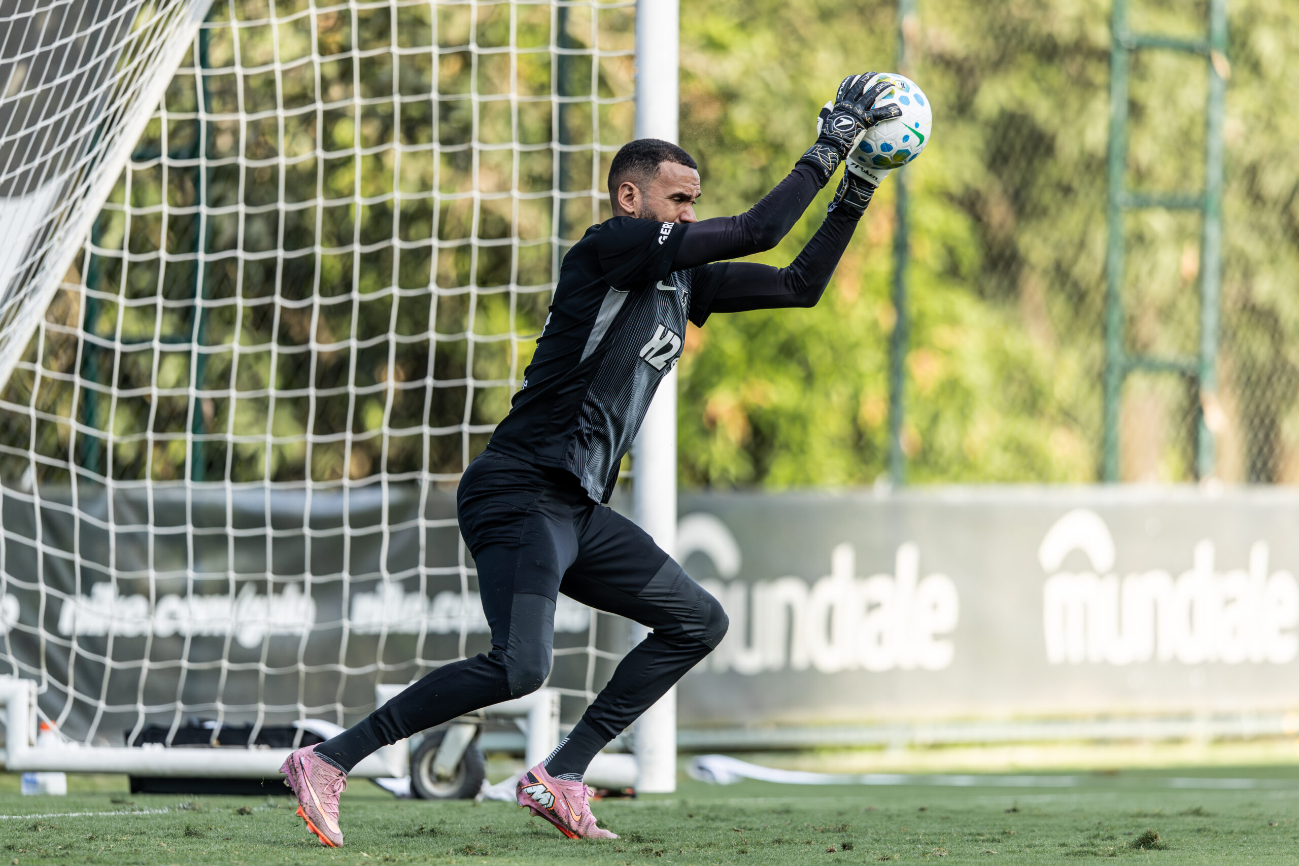 Éverson em treino na Cidade do Galo