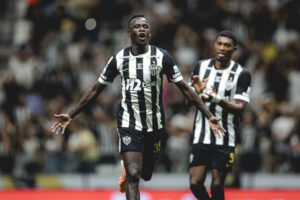 Cissé desencanta com a camisa do Galo.