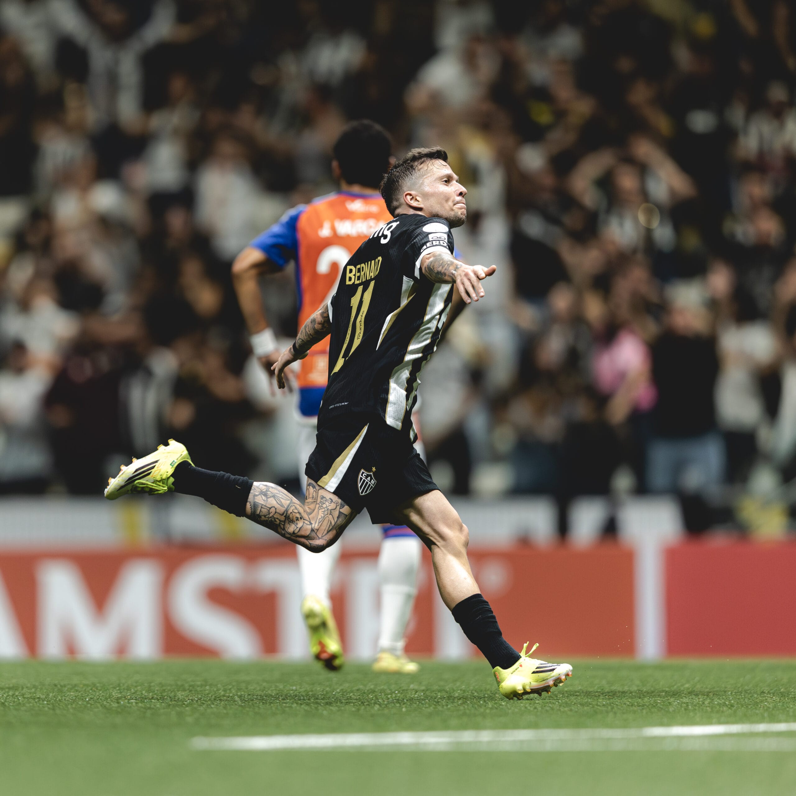 Bernard celebrando o seu gol contra o Puerto Cabello.