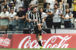 Bernard após gol diante do Puerto Cabello.