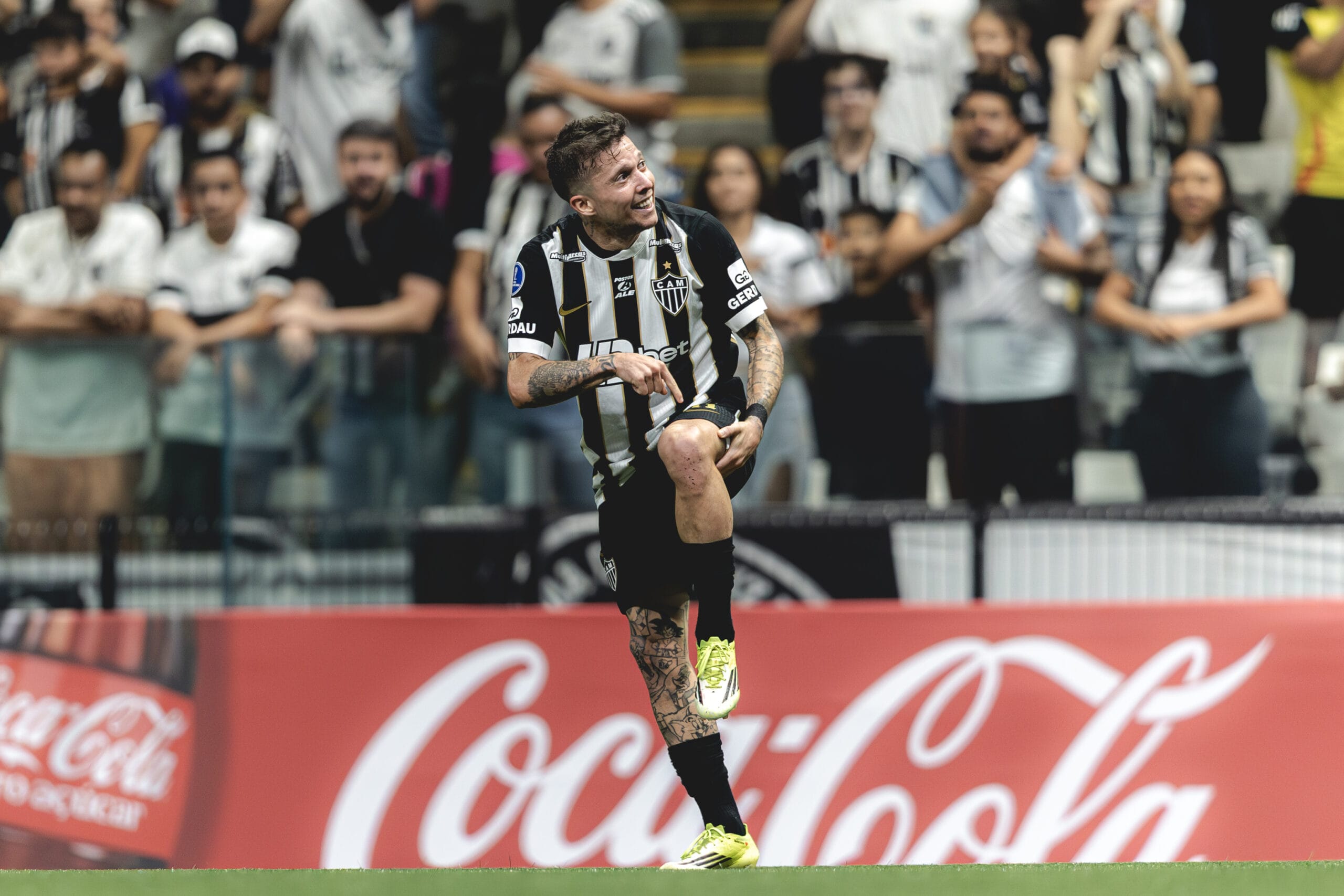 Bernard após gol diante do Puerto Cabello.