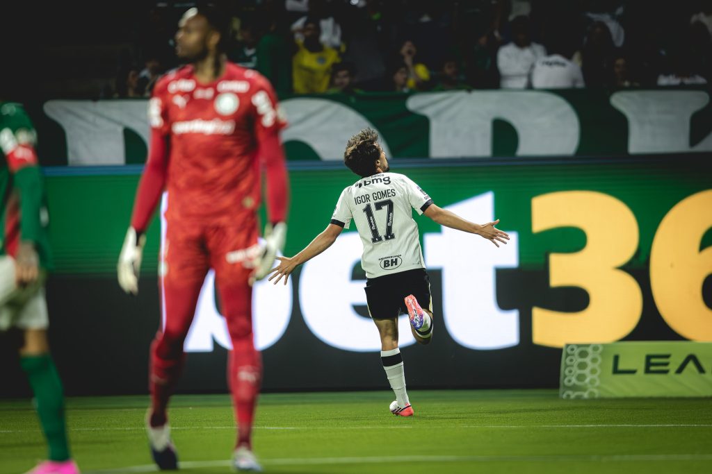 Galo vence o líder Palmeiras fora de casa, quebra tabu e abre returno com resultado espetacular