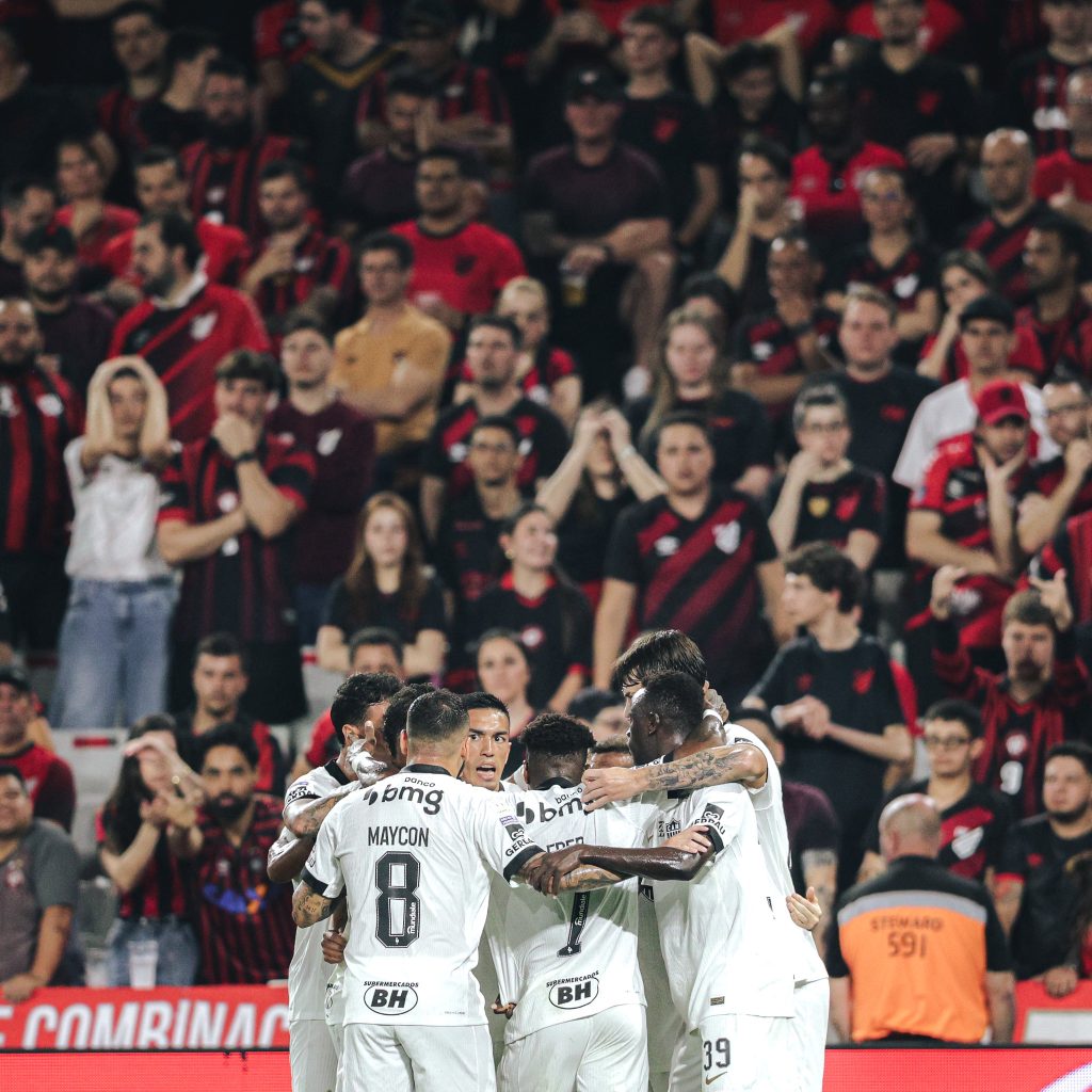 Com um a menos, Galo busca empate no último lance contra o Athletico-PR
