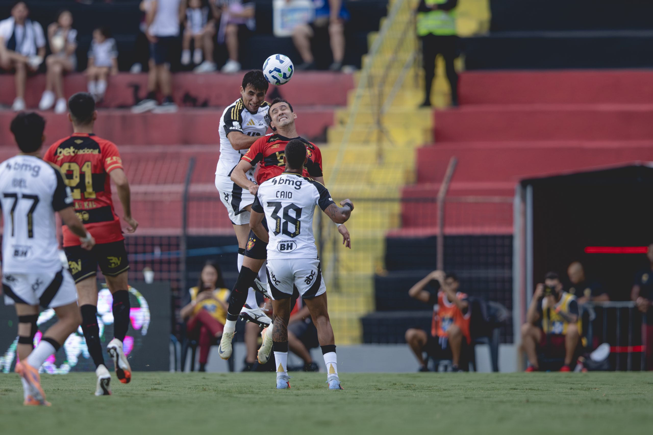 33ª do Campeonato Brasileiro 2025, goleada sobre o Sport fora de casa.